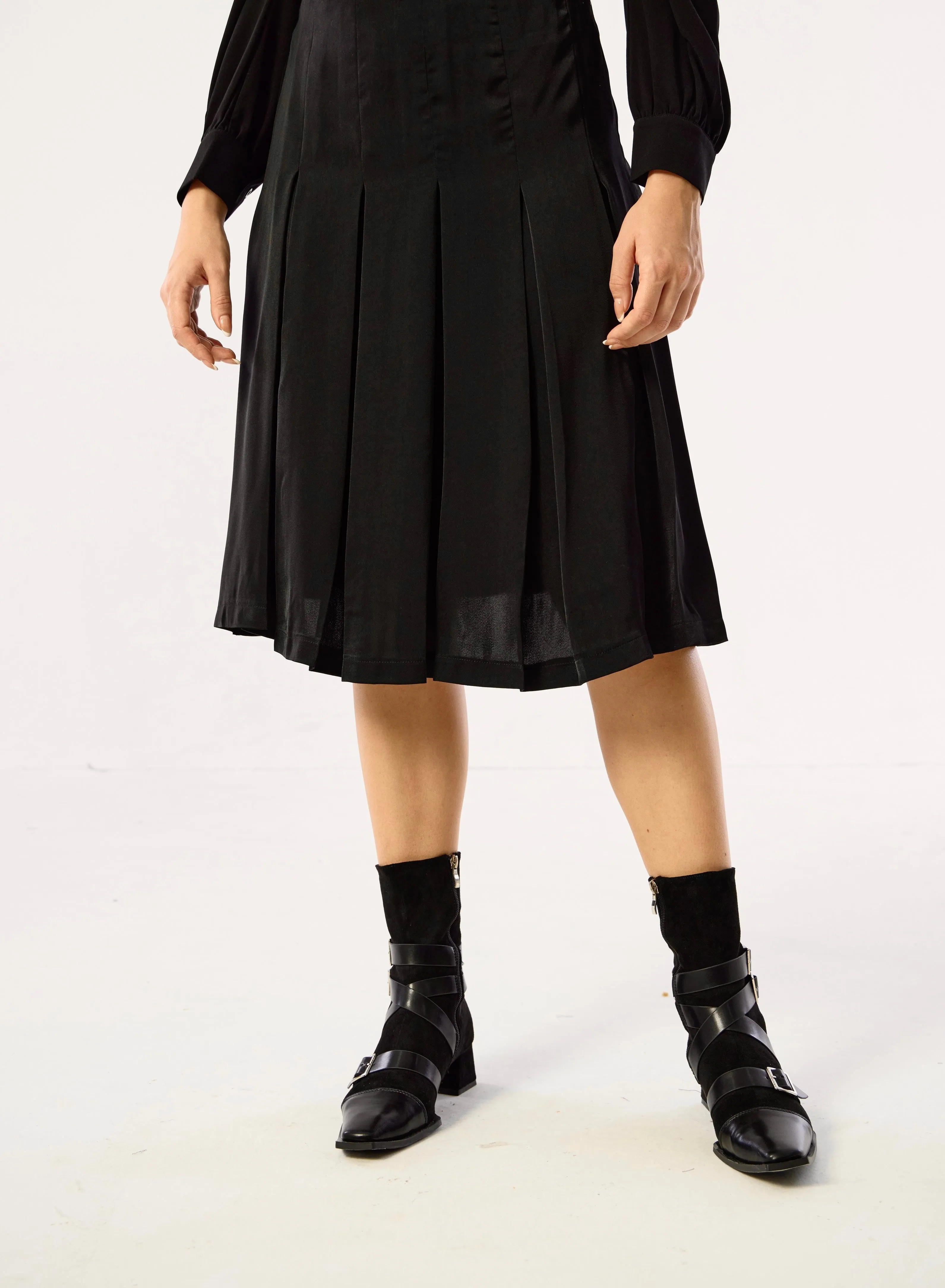 BLACK SILKY PLEATED SKIRT