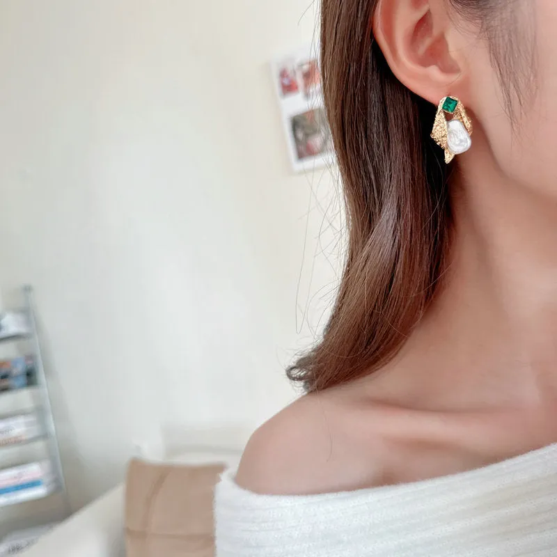 Creatively designed irregular pleated ribbon light luxury baroque pearl earrings