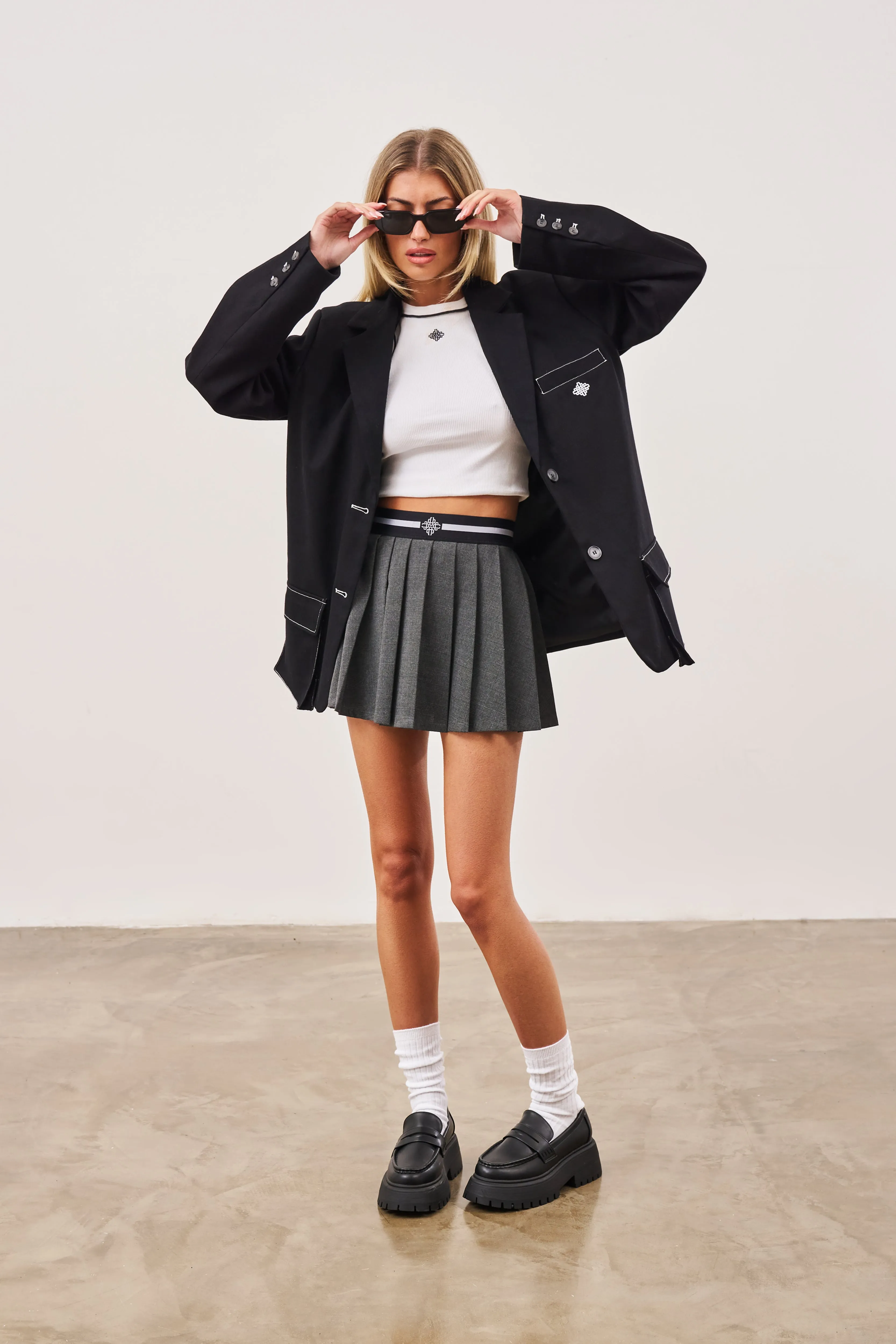 EMBLEM WAISTBAND TENNIS MINI SKIRT - CHARCOAL