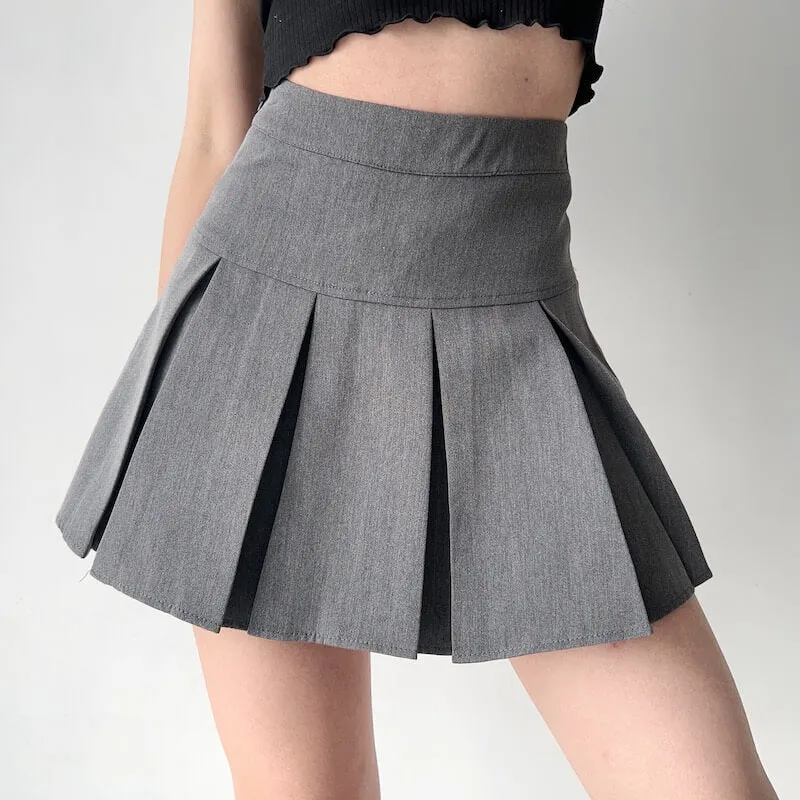 High waisted pleated skirt