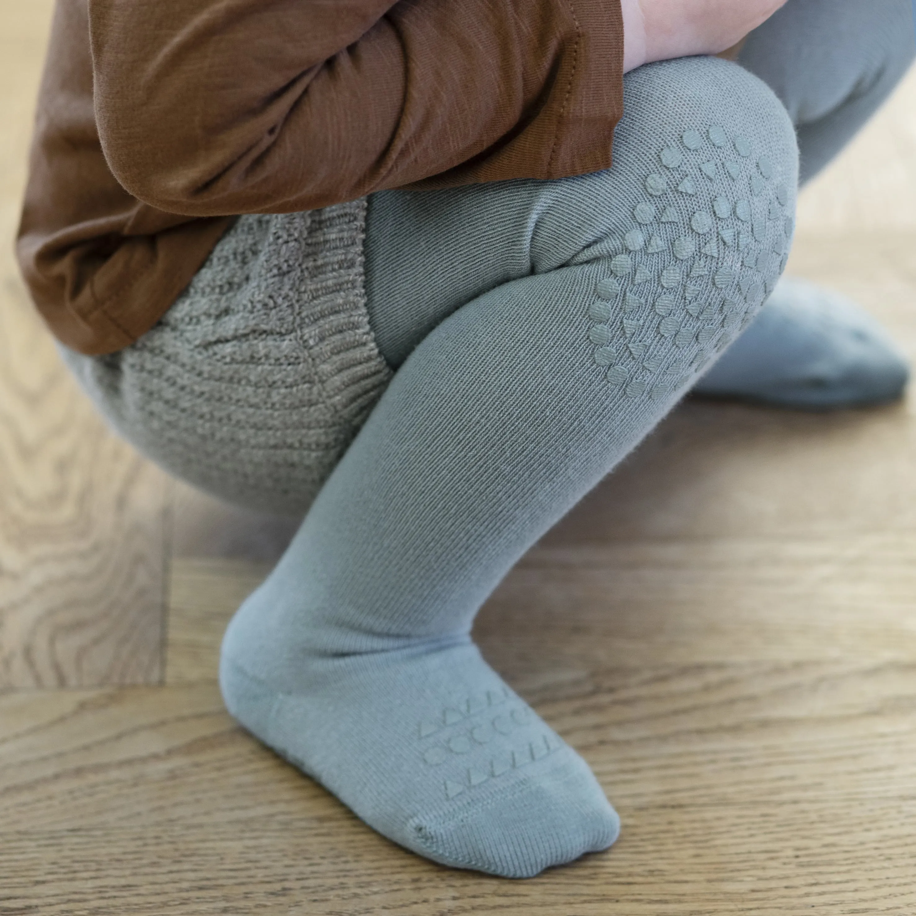 Non-slip crawling tights with grip for babies and toddlers - organic cotton - Dusty Blue