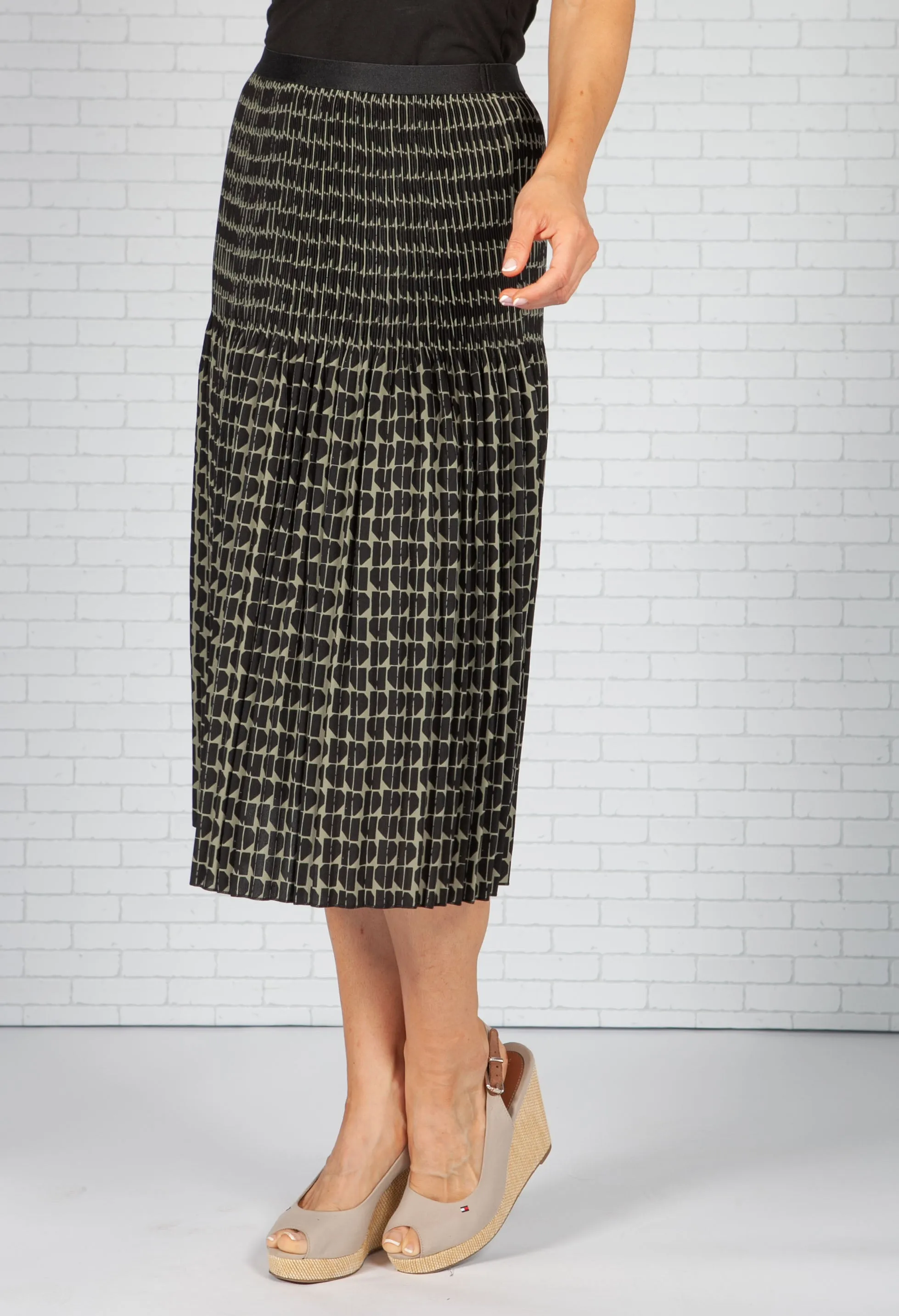 Ribane pleated skirt